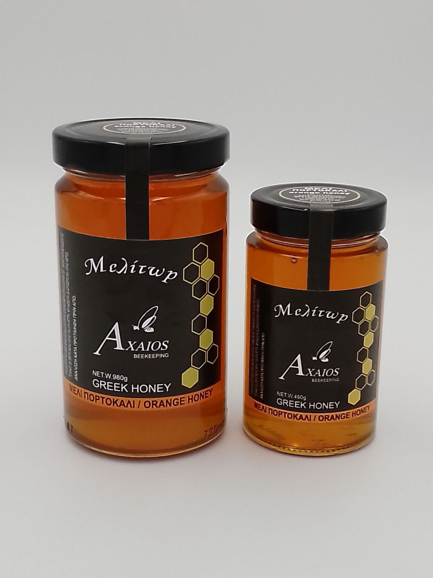 Μπουκάλια ελληνικού μελιού πορτοκαλιού σε λευκό υπόβαθρο.