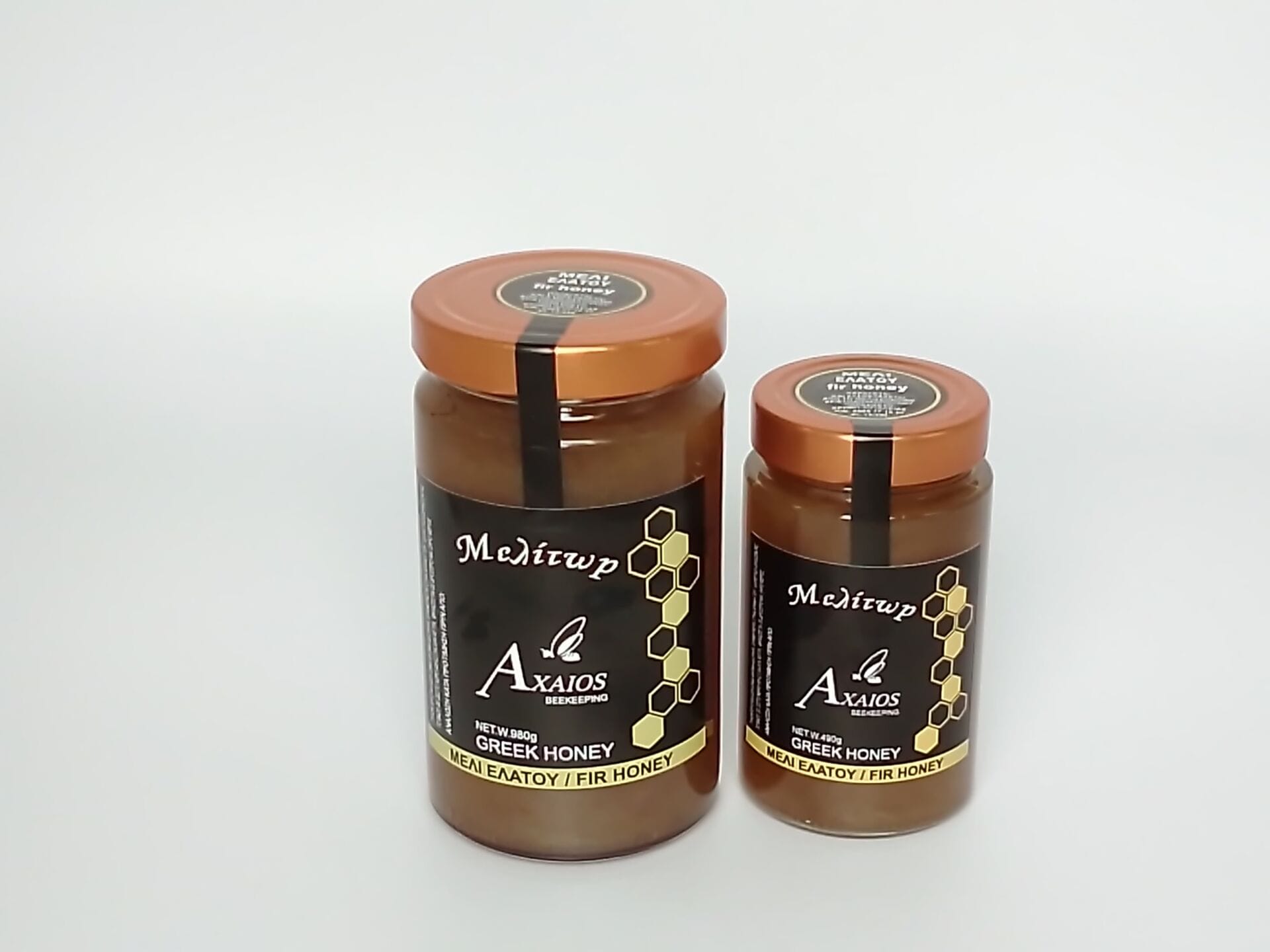 Βάζα με ελληνικό μέλι Αξαίος σε λευκό φόντο.
